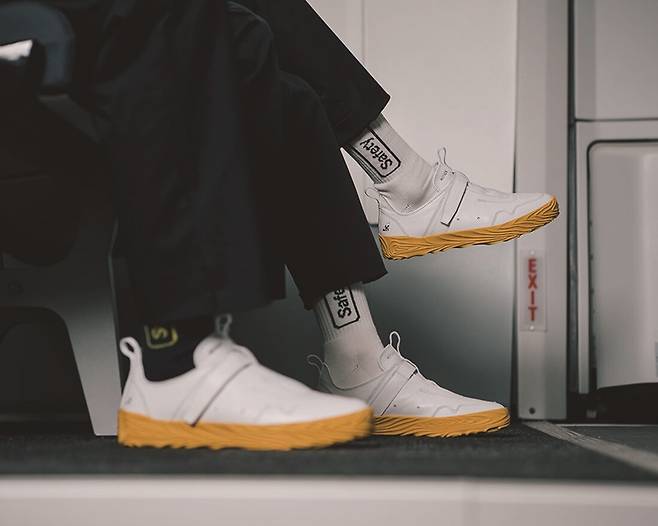 에어로케이항공은 2021년 남녀 구분 없는 '운동화'를 승무원 공식 유니폼으로 도입했다.[사진｜에어로케이항공 제공]