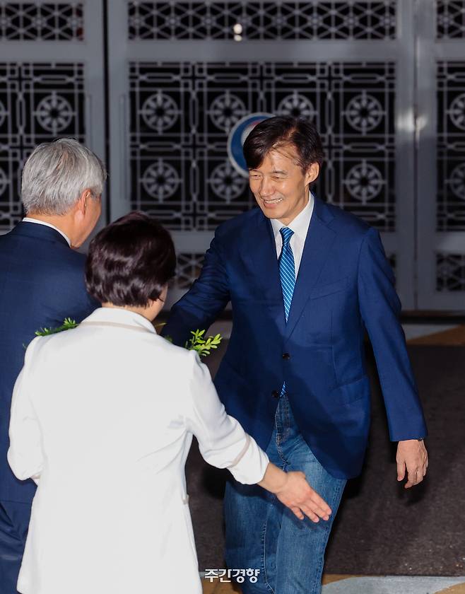 광복절 특별사면으로 사면·복권된 조국 전 조국혁신당 대표가 15일 새벽 서울 남부교도소를 나오고 있다. 이준헌 기자