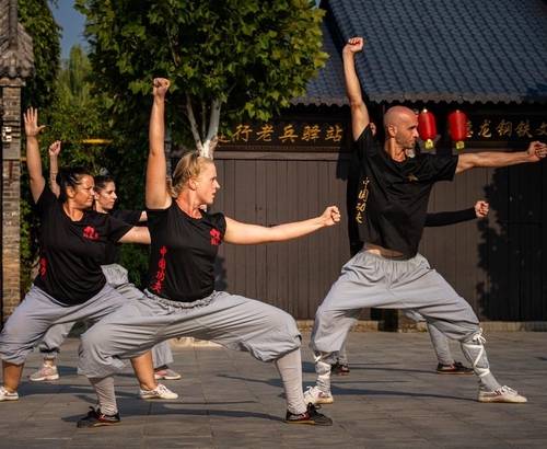 소림사에서 외국인들이 무술 강습을 받고 있다.  소림사 웹사이트