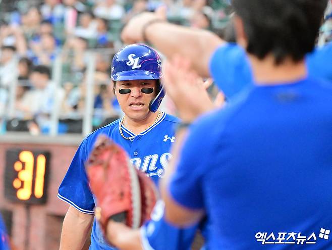 삼성 라이온즈 포수 강민호가 15일 부산 사직야구장에서 열린 2025 신한 SOL Bank KBO리그 롯데 자이언츠와의 팀 간 11차전에서 1회초 1타점 외야 희생 플라이를 기록했다. 사진 엑스포츠뉴스 DB