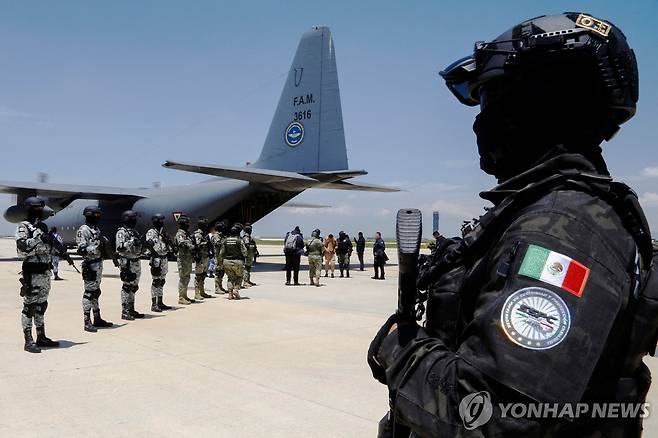 12일(현지시간) 카르텔 범죄자들의 미국 인도행 항공기 주변에 배치된 멕시코 장병 [멕시코 안보부 제공. 숨팡고 AFP=연합뉴스. 재판매 및 DB 금지]