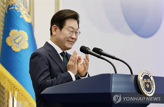 독립유공자 후손 및 참석자 향한 박수 (서울=연합뉴스) 홍해인 기자 = 이재명 대통령이 14일 청와대 영빈관에서 열린 '광복 80주년, 대통령의 초대' 행사에서 독립유공자 후손 및 참석자들을 향해 박수를 보내고 있다. 2025.8.14 [대통령실통신사진기자단] hihong@yna.co.kr