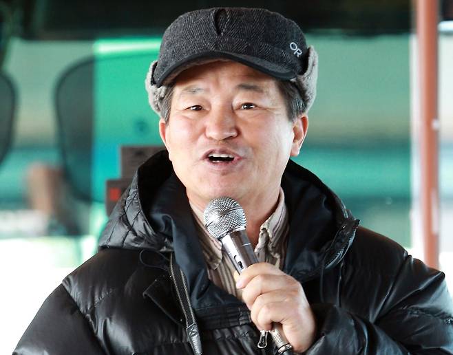 2011년 '새박사 윤무부 교수와 함께하는 한강철새탐조유람선'이라는 생태체험캠프에서 어린이들에게 철새에 대해 설명하는 고인. [촬영 임헌정] 2011.1.7