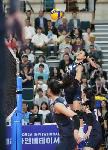 스파이크하는 문지윤 [대한배구협회 제공. 재판매 및 DB 금지]