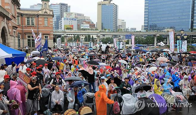 서울역 앞에서 열린 광화문 국민대회 (서울=연합뉴스) 최재구 기자 = 15일 서울역 광장에서 8.15 국가정상화를 위한 광화문 국민대회가 열리고 있다. 2025.8.15 jjaeck9@yna.co.kr