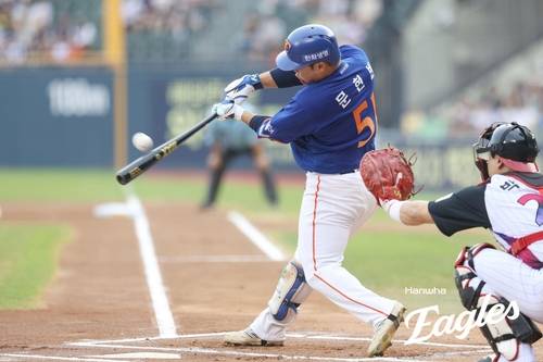 타격하는 한화의 문현빈 [한화 이글스 제공 자료 사진. 재판매 및 DB 금지]