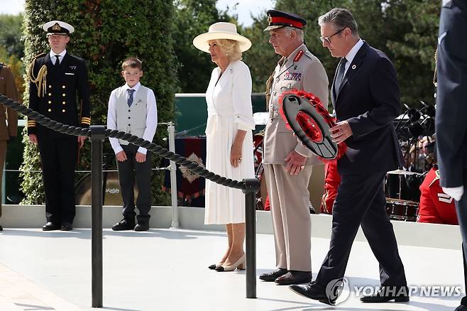 전몰자 추모하는 찰스 3세 부부와 스타머 총리 [AFP 연합뉴스 재판매 및 DB 금지]