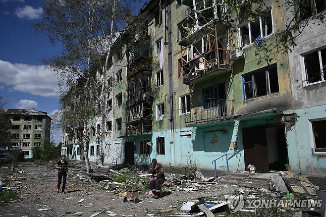 12일(현지시간)도네츠크 전방 마을의 부서진 아파트 [AFP 연합뉴스 자료사진 재판매 및 DB 금지]