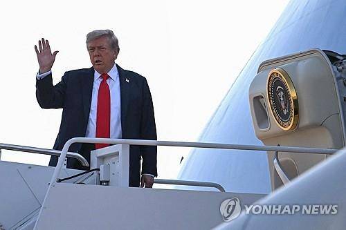 푸틴 만나러 가는 트럼프 미국 대통령 [AFP=연합뉴스 재판매 및 DB금지]