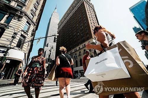 뉴욕 맨해튼 거리의 쇼핑객 [로이터 연합뉴스 자료사진. 재판매 및 DB 금지]
