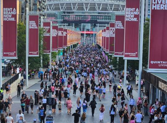 블객핑크 런던 공연을 보기위해 입장하는 관객들
