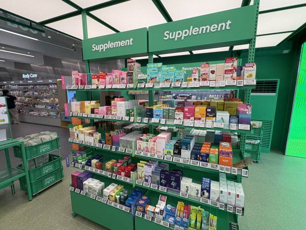 올리브영 광주타운점 3층 이너뷰터 코너에 저속노화 열풍 등을 겨냥해 다양한 ‘헬시플레져(Healthy Pleasure)’ 제품이 배치돼 있다.