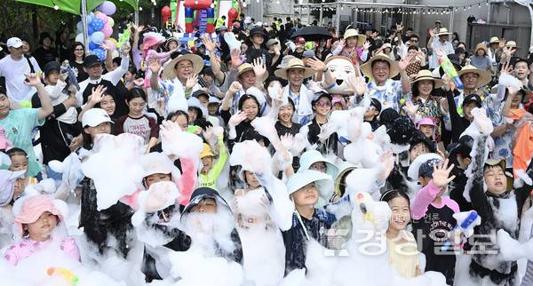 울산 젊음의거리 상인회가 마련한 '2025 워터버블 페스티벌'이 16일 중구 성남동 젊음의거리 일원에서 '무더위에 갇힌 성남동을 구하라'를 주제로 열렸다.