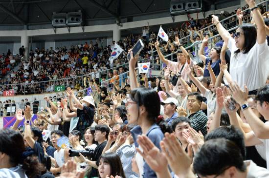 환호하고 있는 경기장 관중 모습.