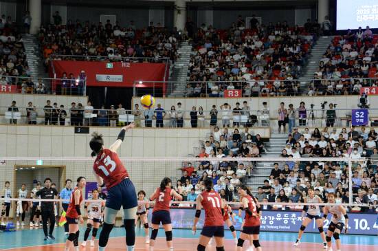 박은서가 서브를 넣고 있다.