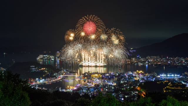 동양의 나폴리 통영의 밤하늘을 화려하게 수놓은 불꽃쇼. 통영시 제공