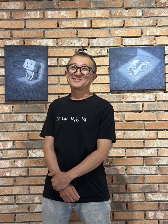 김대홍 작가와 '한 로봇의 여행' 시리즈 작품 중에서. 김은영 기자 key66@