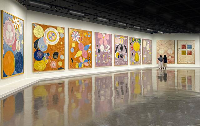 힐마 아프 클린트의 ‘신전을 위한 회화' 연작 중 약 3미터에 달하는 캔버스 10점으로 이루어진 '10점의 대형 그림'이다. 김은영 기자 key66@