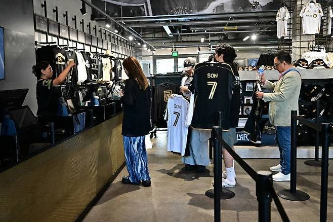 손흥민의 LAFC 유니폼을 구입하기 위해 줄을 서있는 축구팬들. 사진=AFPBBNews