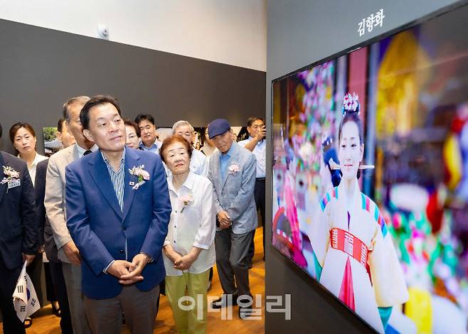지난 16일 이재준 수원시장이 수원박물관에서 오는 12월 7일까지 진행되는 ‘다시 만난 민족대표 김세환’ 특별전을 둘러보고 있다.(사진=수원시)