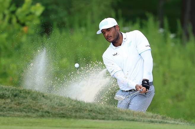 2025년 8월 15일, 인디애나주 웨스트필드에 위치한 채텀 힐스 클럽에서 열린 리브 골프 인디애나폴리스 1라운드에서 토르크 GC 소속 세바스티안 무뇨스가 17번 홀 벙커 샷을 하고 있다.