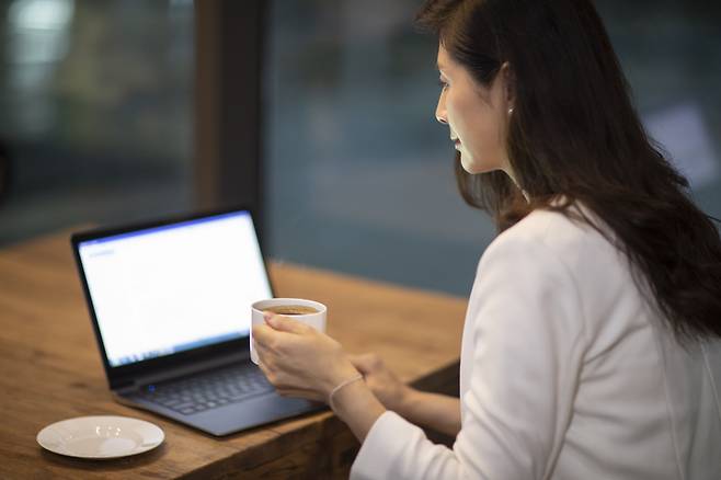 카페인이 있는 커피, 홍차, 녹차, 재스민차, 콜라, 초콜릿 등의 과다 섭취, 인공감미료(MSG)나 소금이 많은 음식을 많이 먹은 후에도 부정맥이 생길 수 있다.  [사진= 게티이미지뱅크]