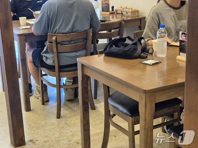 16일 점심시간 강원 강릉 임당동의 한 식당 손님상에 500mL생수가 제공된 모습. 이 식당은 수돗물을 정수해 쓰는 정수기 사용을 중단했다. 2025.8.16/뉴스1 윤왕근 기자