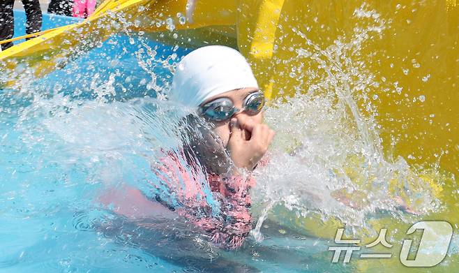 전북 전주시 월드컵경기장에 마련된 물놀이장을 찾은 어린이들이 물놀이를 하며 더위를 식히고 있다. 2025.8.1/뉴스1 ⓒ News1 유경석 기자