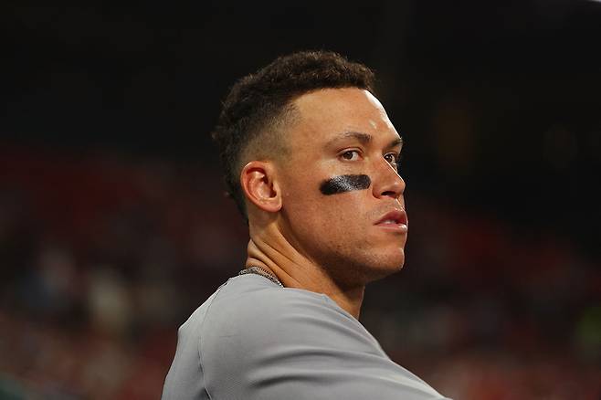 저지가 16일(한국 시가) 미국 미주리주 세인트루이스 부시 스타디움에서 열린 2025 메이저리그(ML) 정규시즌 세인트루이스전을 더그아웃에서 지켜보고 있다. 사진 | AFP 연합뉴스