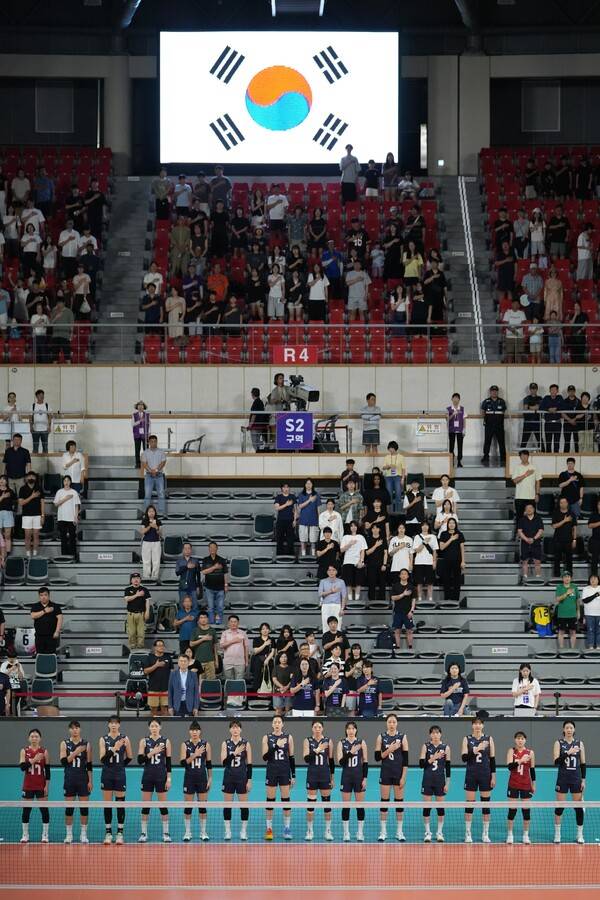 15일 진주실내체육관에서 스웨덴과의&nbsp; 2025 코리아인비테이셔널 진주 국제여자배구대회 3차전을 앞두고 대한민국 선수단이 국민의례 중이다. /사진=대한배구협회