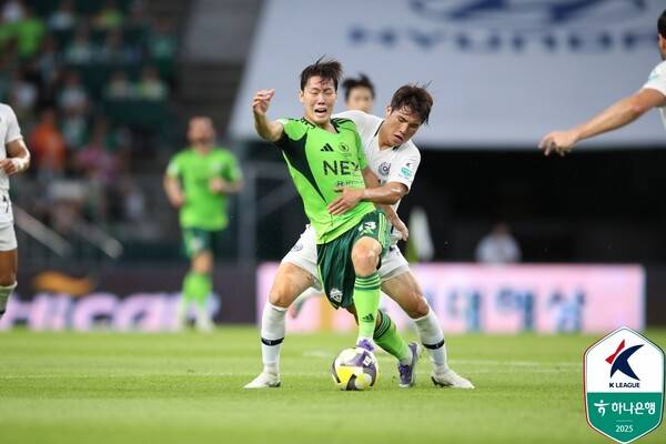 전북현대 강상윤, 대구FC 이진용. /사진=한국프로축구연맹