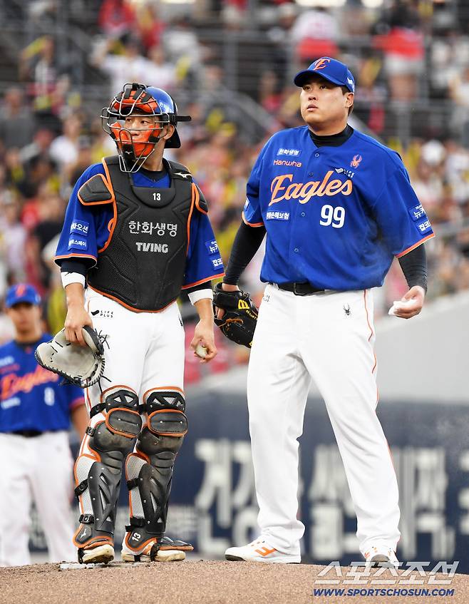 1일 광주 기아챔피언스필드에서 열린 KIA 타이거즈와 한화 이글스의 경기. 한화 포수 최재훈과 선발 류현진이 숨을 고르고 있다. 광주=박재만 기자 pjm@sportschosun.com/2025.08.01/