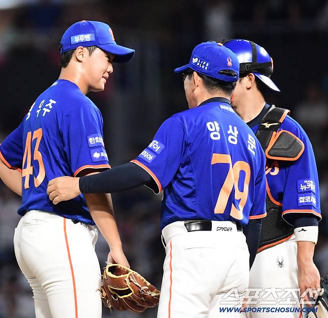 15일 창원NC파크에서 열린 NC와 한화의 경기. 7회 정우주를 교체하며 흐뭇한 미소를 짓고 있는 한화 양상문 코치. 창원=송정헌 기자songs@sportschosun.com/2025.08.15/