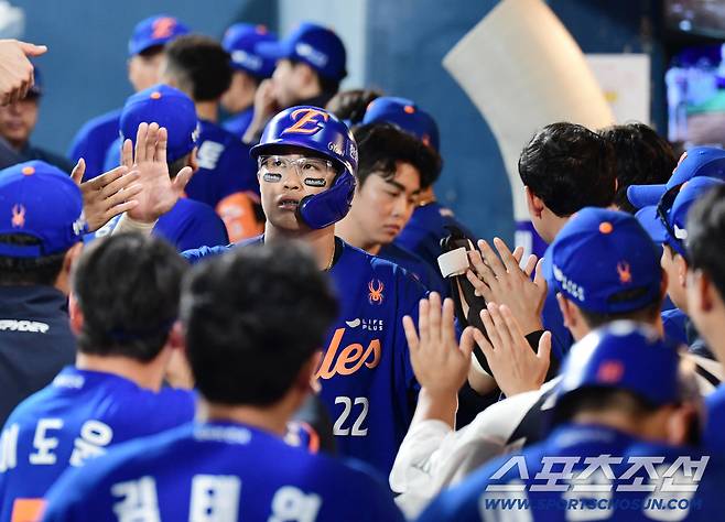 15일 창원NC파크에서 열린 NC와 한화의 경기. 5회 2사 만루. 심우준이 2타점 적시타를 날렸다. 득점에 성공한 채은성. 창원=송정헌 기자songs@sportschosun.com/2025.08.15/