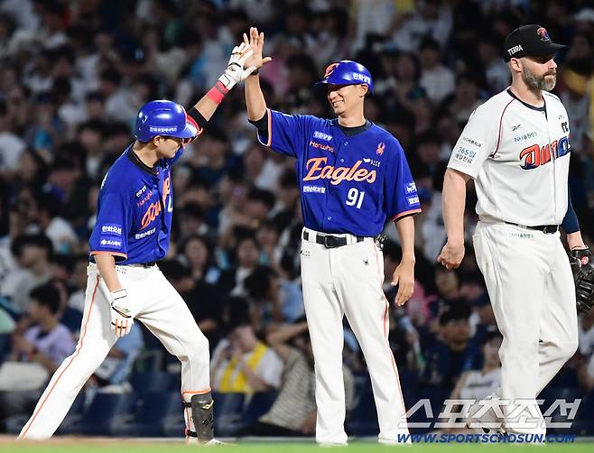 5회 2사 만루. 2타점 적시타를 날린 심우준.