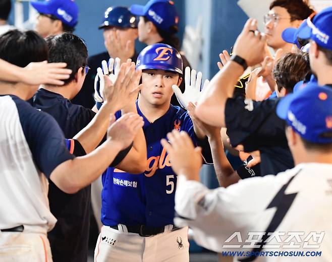 9회 3점 홈런을 날리고 동료들의 축하를 받고 있는 문현빈.