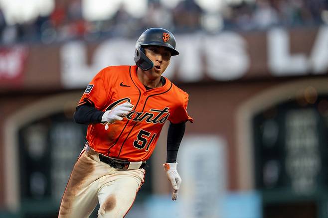 샌프란시스코 자이언츠 이정후가 16일(한국시각) 오라클파크에서 열린 탬파베이 레이스전에서 2회말 크리스티안 코스의 2루타 때 2루에서 홈으로 쇄도하고 있다. Imagn Images연합뉴스