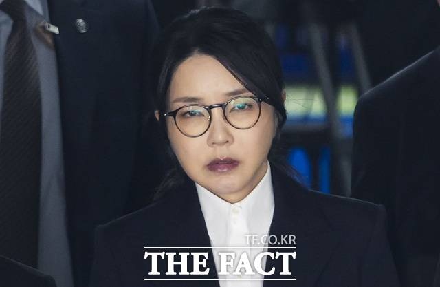 윤석열 전 대통령 배우자 김건희 씨가 지난 12일 밤 역대 영부인 최초로 구속됐다. 사진은 김 씨가 지난 12일 서울 서초구 서울중앙지법에서 열린 구속 전 피의자 심문(영장실질심사)을 마치고 법원을 나서는 모습. /사진공동취재단