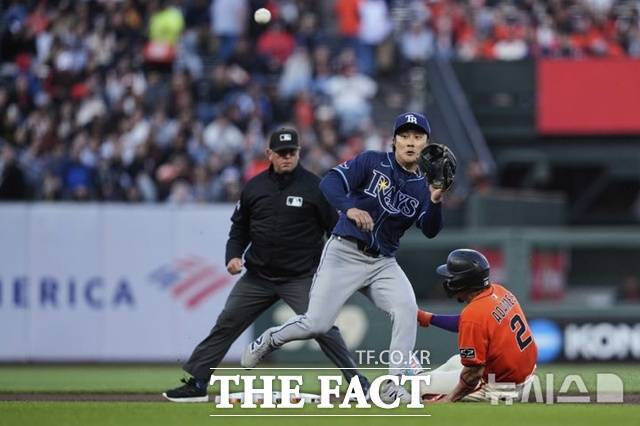 탬파베이 김하성이 16일(한국시간) 샌프란시스코전에서 1회말 볼넷으로 출루한 샌프란시스코 아다메스의 2루 도루를 저지하기 위해 베이스에 들어가고 있다. /샌프란시스코=AP.뉴시스