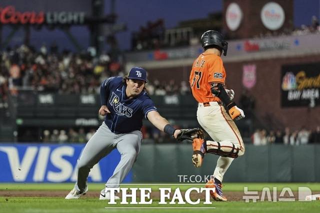 샌프란시스코 이정후가 16일(한국시간) 탬파베이전에서 3회말 3루 땅볼을 친 뒤 탬파베이 1루수 밥 세이모어에게 태그 아웃되고 있다. /샌프란시스코=AP.뉴시스