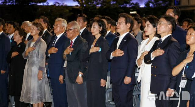 국민의례를 하는 이재명 대통령 (사진=뉴시스)