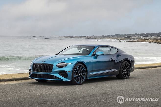 앞에서 뒤로 이어지는 독창적인 페인트 효과를 강조한 컨티넨탈 GT 옴브레 에디션. (출처:벤틀리)