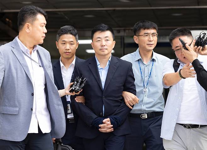 김건희 여사의 집사로 지목된 김예성씨가 15일 서울 서초구 서울중앙지법에 구속 전 피의자심문(영장실질심사)를 마치고 법원 청사를 나서고 있다. /뉴시스