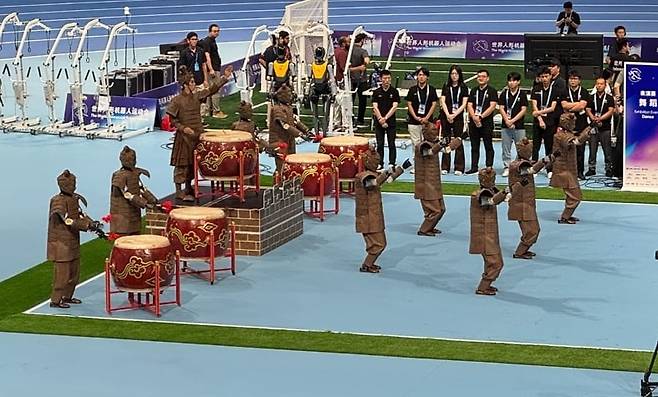 15일 베이징 국가스피드스케이팅홀에서 열린 '세계 휴머노이드 로봇 운동회' 단체 댄스 부문에 참가한 베이징무도학원·후베이광구둥즈 연합팀의 '병마용' 로봇들이 군무를 펼치고 있다./연합뉴스