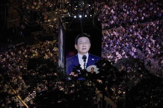 이재명 대통령이 15일 서울 광화문광장에서 열린 21대 대통령 국민임명식 '광복 80년, 국민주권으로 미래를 세우다' 행사에서 국민 대표로부터 '빛의 임명장'을 받은 뒤 감사 인사를 하고 있다. ⓒ연합뉴스