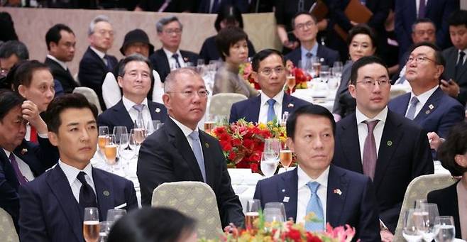 정의선 현대차그룹 회장, 구광모LG그룹 회장, 김용범 대통령실 정책실장, 김태년 더불어민주당 의원, 배우 안재욱 등이 11일 청와대 영빈관에서 열린 한·베트남 공식 만찬에서 이재명 대통령의 만찬사를 듣고 있다. ⓒ연합뉴스