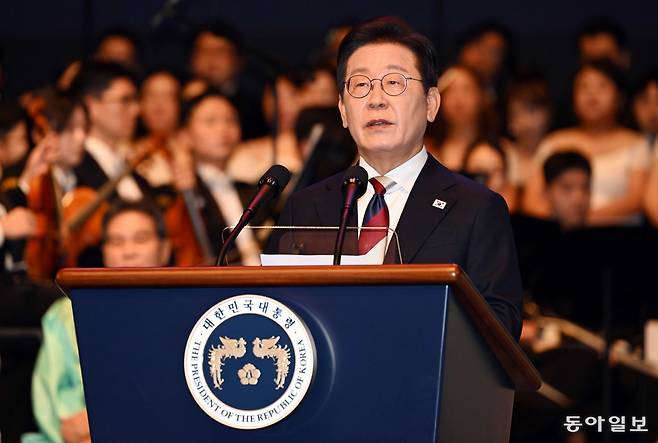 이재명 대통령이 15일 서울 세종문화회관에서 열린 제80주년 광복절 경축식에서 경축사를 하고 있다. 송은석 기자 silverstone@donga.com