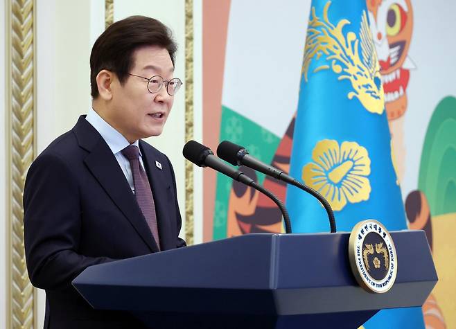 이재명 대통령이 15일 청와대 영빈관에서 열린 ‘대통령의 초대, 주한외교단 만찬’에서 인사말을 하고 있다. (대통령실통신사진기자단) 2025.08.15. 뉴시스