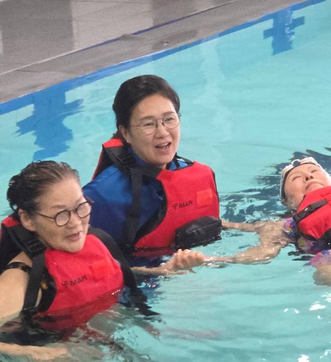 하셈희 대한안전연합 경기중앙본부 본부장이 수상 안전교육을 하고 있다. 대한안전연합 경기중앙본부 제공.