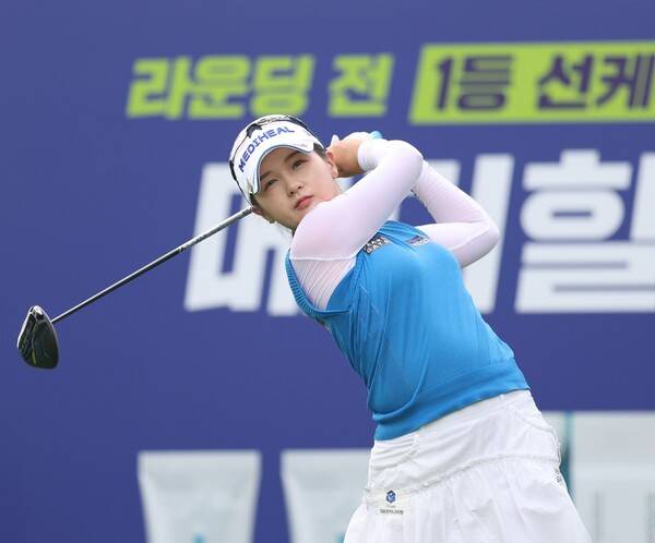 김아림, 홍정민, 안나린, 박지영, 이예원, 방신실, 노승희, 황유민, 고지우, 이가영, 이다연, 배소현, 한진선, 유현조 프로 등이 출전하는 2025년 한국여자프로골프(KLPGA) 투어 메디힐·한국일보 챔피언십에 출전한 박현경 프로가 2라운드에서 경기하는 모습이다. 사진제공=KLPGA